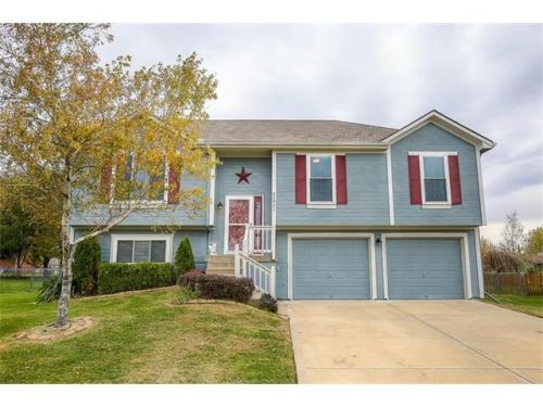 21921 Gracie Dr, Peculiar, MO 64078-8519