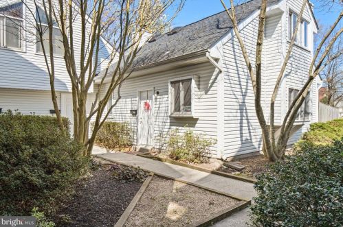 805 Locust St, Herndon, VA 20170-4944