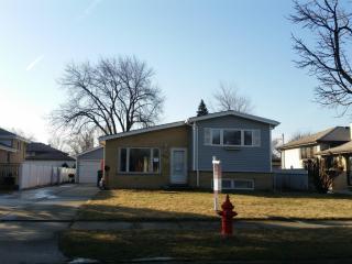402 Memorial Rd, Bensenville, IL 60106-2614