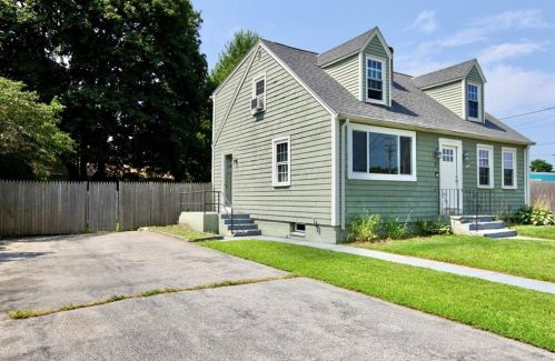 17 Tarleton St, Warwick, RI 02889-8924