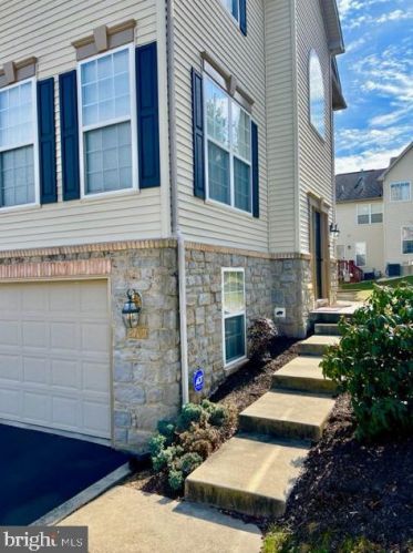 2700 Equestrian Dr, York, PA 17402-8534