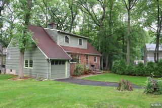 141 Centre St, Waldwick, NJ 07463-2102