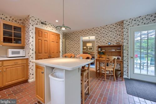 142 Bentley Ln, Lancaster PA  17603-6204 exterior