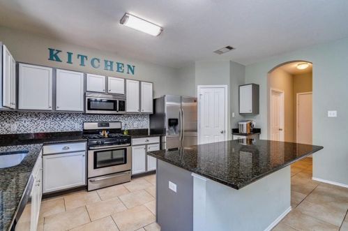 132 Trinity Dr, Uhland TX 78640-4330 exterior