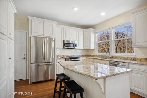 515 Hanley Ln, Carol Stream, IL 60188-2481