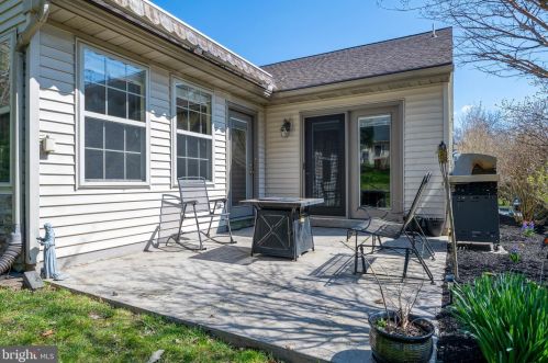 30 Mill Pond Dr, Lancaster PA  17603-7411 exterior