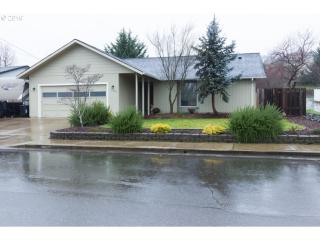 1528 Grove St, Roseburg, OR 97471-1834