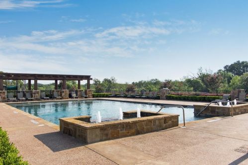 2225 Longwood Dr, Carrollton TX 75010-4911 exterior