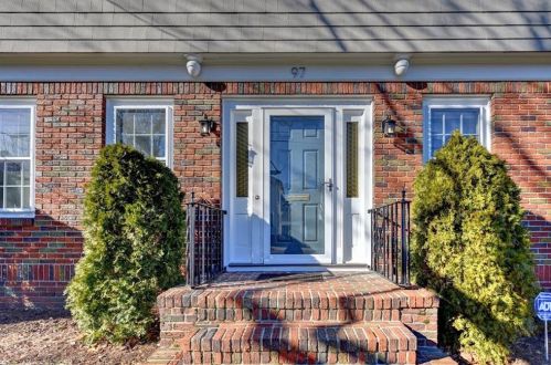 97 Cathedral Ave, Providence, RI 02908-1907