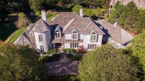 18 Ambriance Dr, Willowbrook, IL 60527-6493