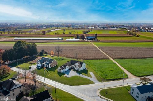 2360 Vw Dr, Lancaster PA  17602-1016 exterior