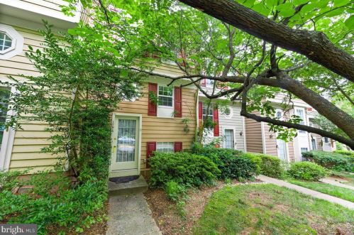 1596 Woodcrest Dr, Herndon, VA 20194-1556