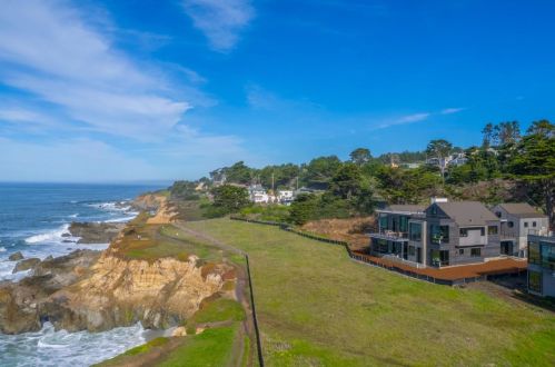 2190 Vallemar St, Moss Beach, CA 94038-9401