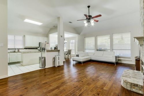 1525 Bastrop Dr, Carrollton TX 75010-6423 exterior