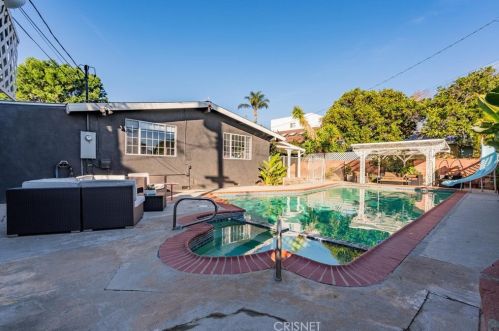 8010 Crosnoe Ave, Van Nuys CA  91402-5529 exterior