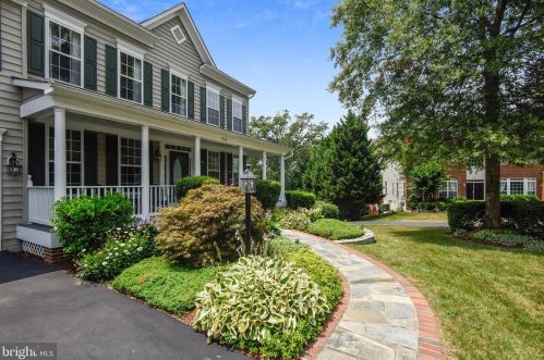 7112 Ayers Meadow Ln, Springfield, VA 22150-4915