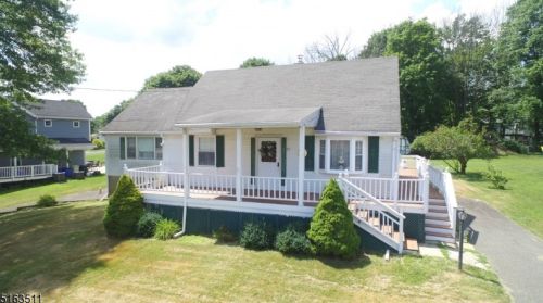 11 Birchwood Rd, Dover, NJ 07869-2909