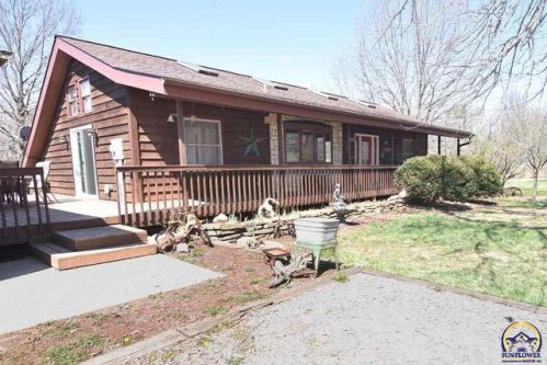 101 Cottonwood Ct, Ozawkie, KS 66070-9517