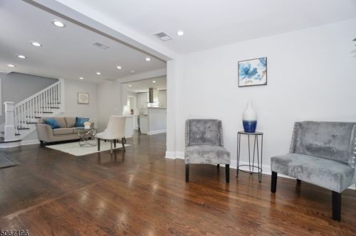 204 Evergreen Ct, Mountainside, NJ 07092-1808