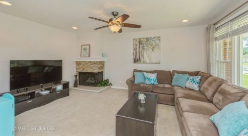 48 Keswick Rd, Elk Grove Vlg, IL 60007-3608