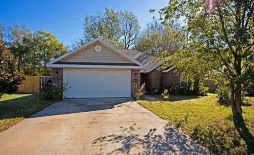 20742 Highland Dr, Springdale, AR 72764-9101