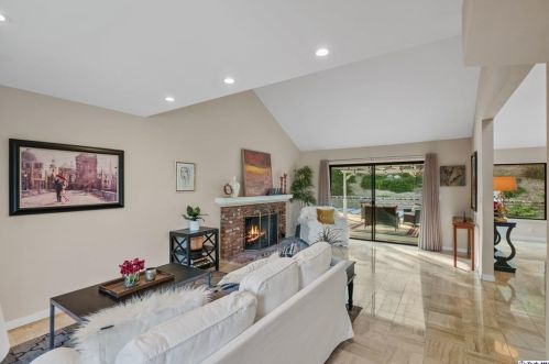 2520 Flintridge Dr, Glendale CA  91206-1033 exterior