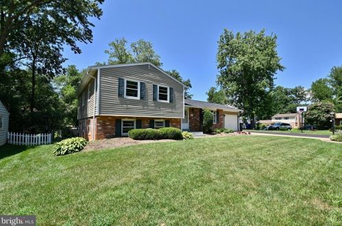 8513 Fairburn Dr, Springfield VA  22152-3225 exterior