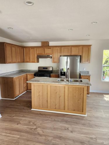 100 Brian St, Windsor, CA 95492-9276