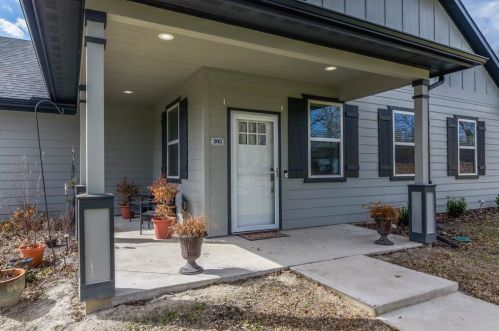 303 Walnut St, Whitewright, TX 75491-2243