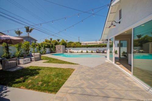 6372 Heil Ave, Huntington Beach CA  92647-4232 exterior