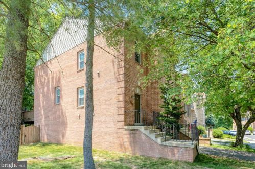 7218 Gentian Ct, Springfield VA  22152-3845 exterior