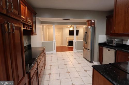 8005 Lake Pleasant Dr, Springfield VA  22153-3005 exterior