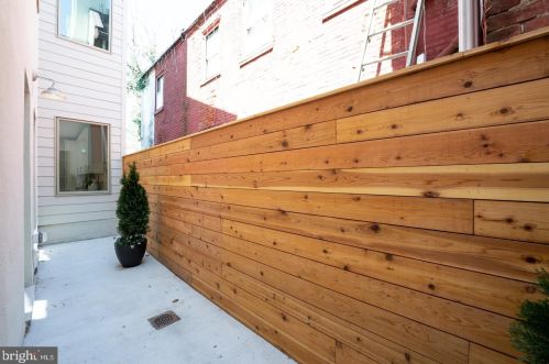 950 Front St, Philadelphia PA 19147-0043 exterior