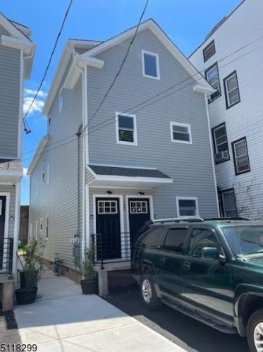 186 21st St, Irvington, NJ 07111-4522
