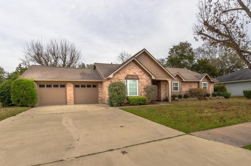 625 Browning St, Angleton, TX 77515-3427