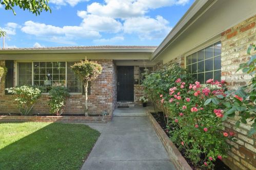2301 Oxford Way, Lodi, CA 95242-2853