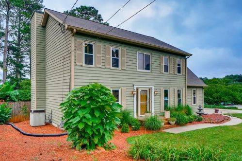 933 Coach House Dr, Tucker, GA 30084-1515