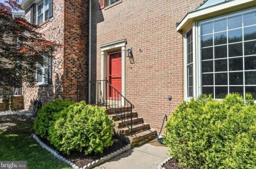 9426 Park Hunt Ct, Springfield, VA 22153-1363