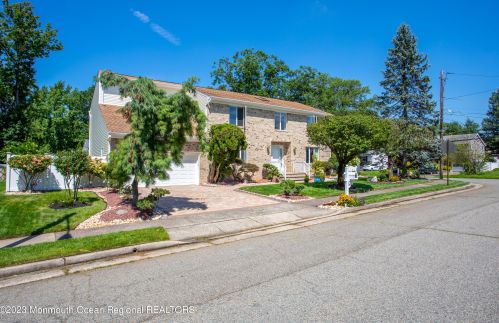 2 Lipnick Ln, Edison, NJ 08820-1955