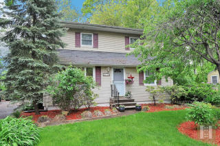 17 Gerard Dr, Waldwick, NJ 07463-1213