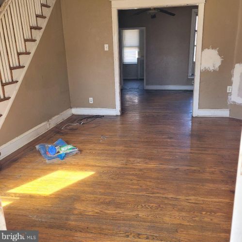 7214 Glenloch St, Philadelphia, PA 19135-1217