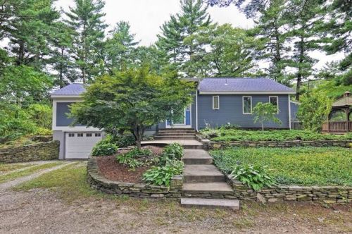 7 Memory Ln, Providence, RI 02919-1128