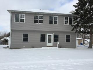 104 Chestnut Dr, Streamwood, IL 60107-1442