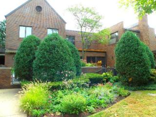 501 Burr Oak Pl, Oak Brook, IL 60521-2932