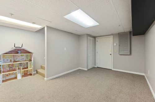 709 Elmwood Dr, Hudson NH  03051-3245 exterior