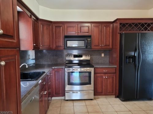 78 Seneca Lake Rd, Sparta, NJ 07871-2828