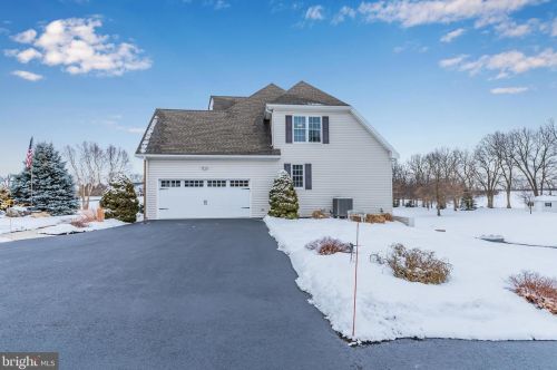 5 Linden Dr, Carlisle PA 17015-6906 exterior