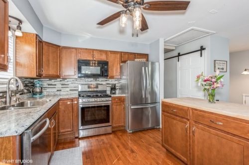 5715 Dover Rd, Oak Forest, IL 60452-2811