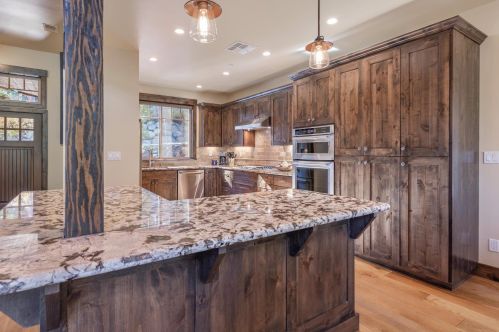10955 Ski Slope Way, Truckee CA  96161-6613 exterior