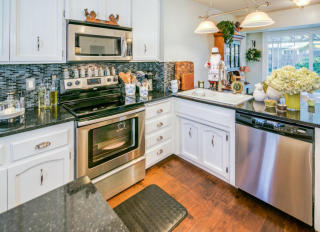 3430 Riverview Dr, Redding, CA 96001-3936